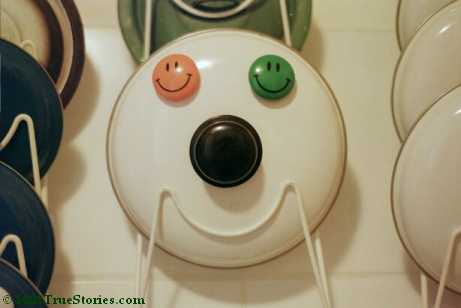 Funny Photos from the kitchen: Smiley made of a pot lid, eyes of little Smileys magnets. Mascot for the page about funny true stories